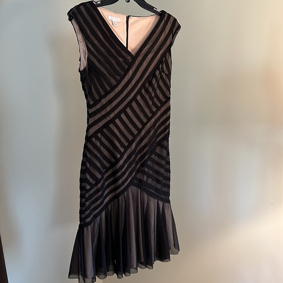 London Times V neck cocktail dress with bias cut and mesh overlay. - Picture 3 of 6